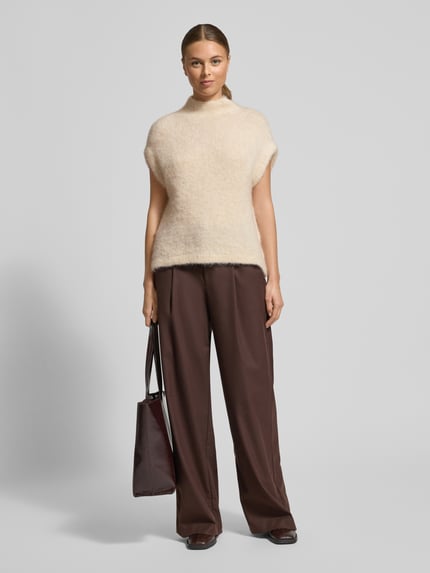 Vrouwenmodel draagt Pullunder met Stehkragen van Smith and Soul in lichtbeige, regular fit, mohairmix, bruine broek, vooraanzicht, context: dames pullunder, kappmouwen, ruglengte 59 cm bij maat S/M. Ganzkörperansicht von vorne.