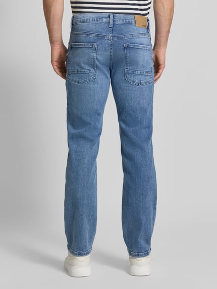 Männermodel trägt Regular Fit Jeans mit Eingrifftaschen von MCNEAL in hellblauem Used-Look, Baumwoll-Elasthan-Mix, Ganzkörperansicht Rückansicht.