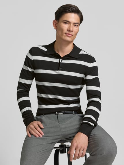 Männermodel trägt Strickpullover mit Polokragen Modell 'VERO' von MCNEAL, schwarz-grau gestreift, Viskose-Mix, Nahaufnahme Oberkörper.