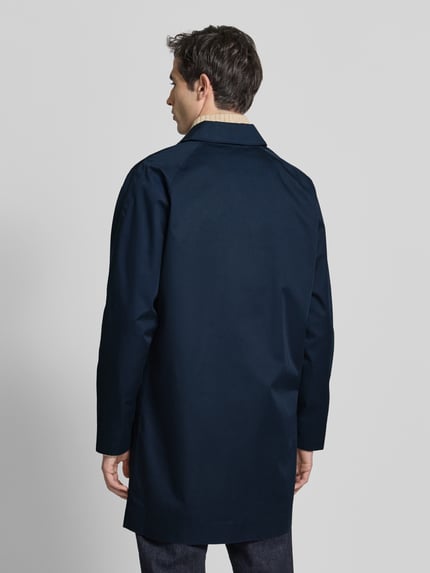 Männermodel trägt Regular Fit Regenjacke mit Baumwoll-Anteil Modell 'ROKIG' von Barbour, efekt: jednolity kolor, krój regular fit, wykładany kołnierz, zapięcie ukryta listwa guzikowa, długi rękaw, funkcja: wodoszczelny i oddychający, wpuszczane kieszenie boczne, kieszeń wewnętrzna, mieszanka materiałów z bawełną, Ganzkörperansicht Rückansicht.