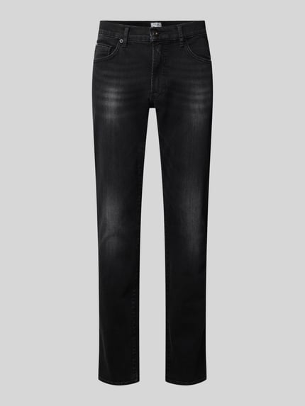 Produktfoto, Jeans im Used-Look Modell 'Chuck' von Brax in dunklem Grau mit dezenten Waschungen, Baumwoll-Mix mit Stretch-Anteil, Regular Fit, sichtbare Eingrifftaschen, Herren Jeans, neutrale graue Hintergrundfarbe.