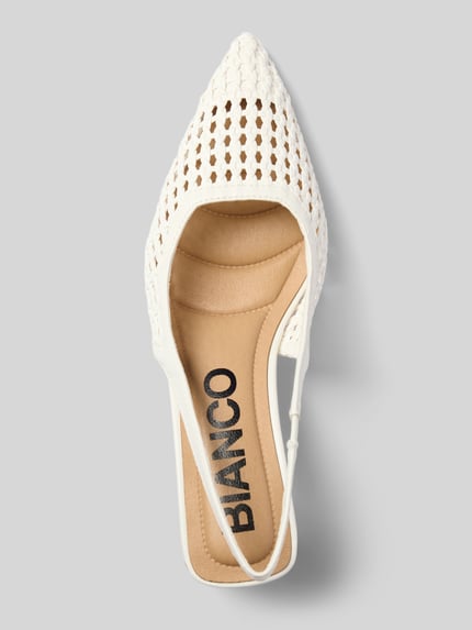 Produktfoto, Pumps in semitransparentem Design Modell 'MARALYN' von BIANCO, Flecht-Optik in Weiß, offene Ferse, spitze Passform, Kontext: Damen Schuhe, Absatzhöhe 6 cm, Schaftweite 20 cm