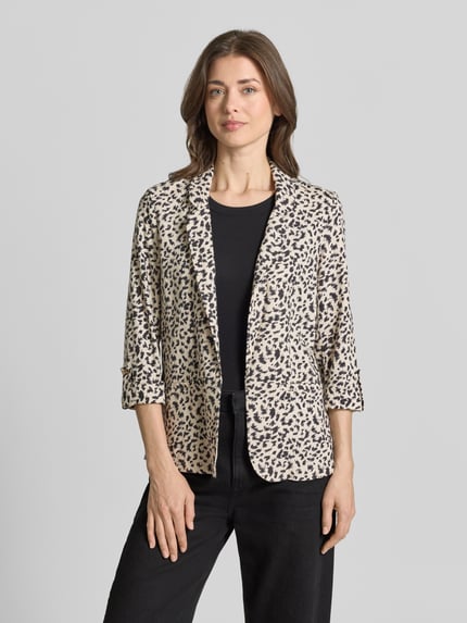 Vrouwenmodel draagt Loose Fit Kurzblazer uit viscose-linnen-mix model 'JESMILO' van Vero Moda in look: effen, 3/4-mouwen, gevlamd garen, zonder sluiting, met aangezette zakken, geheel vooraanzicht