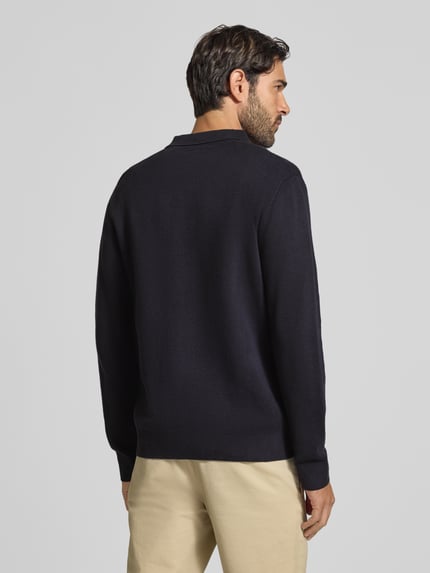 Männermodel trägt Cardigan mit Zweiwege-Reißverschluss Modell 'MILANO' von JACK & JONES Premium, Baumwolle, dunkelblau, Ganzkörperansicht Rückansicht.