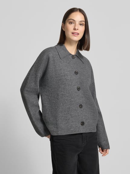 Frauenmodel trägt Cardigan aus Wolle mit Umlegekragen und Knopfleiste von Stefanel in Grau, Relaxed Fit, Knopfleiste, Ganzkörperansicht von vorne.