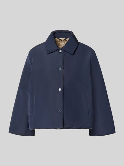 Produktfoto, dunkelblaue Regular Fit Funktionsjacke mit Wendefunktion Modell 'FALENA' von Weekend Max Mara auf grauem Hintergrund
