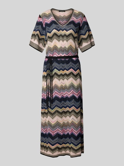 Produktfoto, Strickkleid aus Viskose-Mix mit Bindegürtel von Oui, Midikleid mit Zickzackmuster in Blau, Rosa, Beige und Schwarz, gerader Schnitt, V-Ausschnitt, 1/2-Arm, Baumwoll-Anteil, Länge 123 cm bei Größe 36, Brustweite 51 cm, Ärmellänge 28 cm.