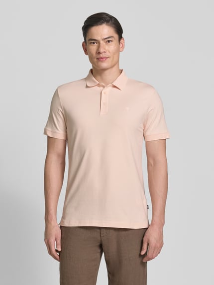 Männermodel trägt Regular Fit Poloshirt mit Knopfleiste Modell 'Carlosjuan' von JOOP! Collection, beigefarbener Baumwoll-Mix, Ganzkörperansicht von vorne.