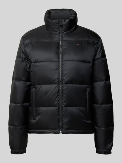 Produktfoto, Regular Fit Steppjacke mit verdeckter Kapuze von Tommy Jeans in Schwarz, unifarben, Stehkragen, sichtbare Steppstruktur, Reißverschlusstaschen.