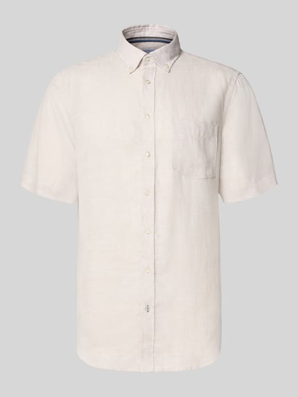 Produktfoto, Regular Fit Freizeithemd aus Leinen von Christian Berg Men in hellem Beige, kurzärmelig, Button-Down-Kragen, Brusttasche, glatte Leinenstruktur.