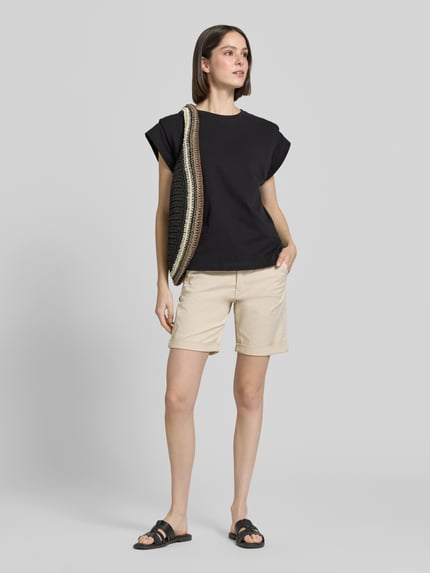 Vrouwenmodel draagt korte chino Chino-Shorts met riem van MAC in mix van katoen en elastaan, regular fit, steekzakken, ganzkörperaanzicht van voren.