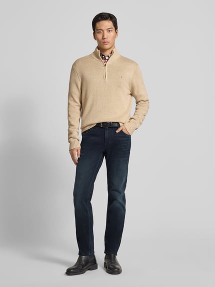 Männermodel draagt Jeans met 5-pocketmodel Model 'Mitch' van JOOP! Jeans in donkerblauw katoenmix met stretch, recht model, knoop- en ritssluiting, bandwijdte 43 cm, binnenbeenlengte 80 cm, geheel van voren.