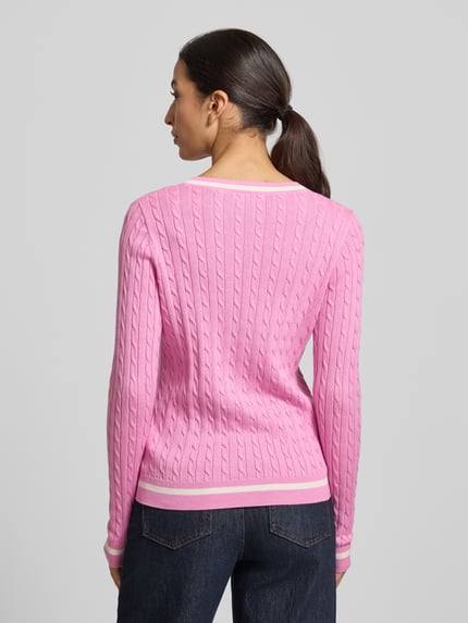 Frauenmodel trägt Slim Fit Longsleeve in Strick-Optik von Christian Berg Woman, bawełniany mix, krój slim fit, V-dekolt, elastyczne wykończenia, długość tyłu w rozmiarze S: 58 cm, długość rękawa w rozmiarze S: 63 cm, widok całej sylwetki z tyłu