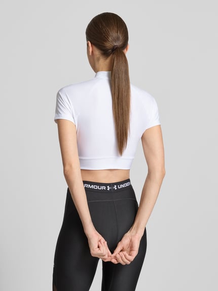 Vrouwenmodel draagt Cropped T-Shirt met Logo en Stehkragen van Under Armour, wit, materiaalmix met stretch, ruglengte maat S 30 cm, volledige lichaamsweergave rugaanzicht