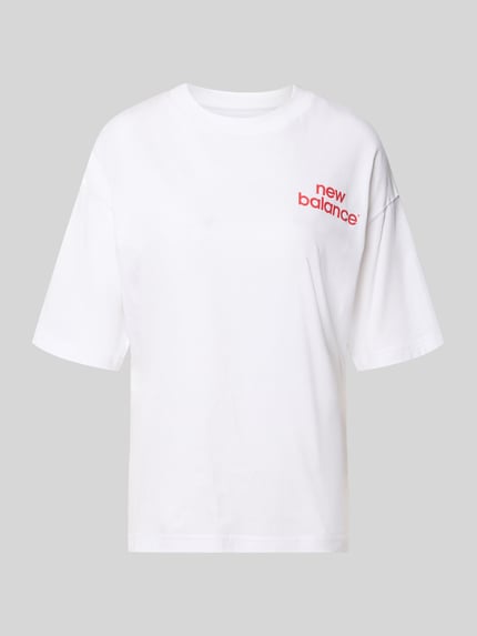 Produktfoto, weißes Relaxed Fit T-Shirt mit rotem Label-Print, reine Baumwolle, Modell 'INTELLIGENT' von New Balance, Rundhalsausschnitt, Rückenlänge Größe S 61 cm