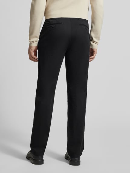Mannenmodel draagt Regular Fit broek met achterzakken model 'Evans' van Brax, katoenmix met stretch, zwarte kleur, geheellichaamsbeeld achteraan.