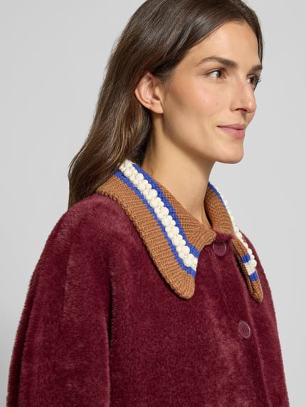 Frauenmodel trägt Strickjacke mit Kontrastkragen Modell 'KAMORE' von Essentiel Antwerp, mehrfarbig, Nahaufnahme Oberkörper.
