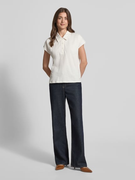 Vrouwenmodel draagt Regular fit Poloshirt met structuurpatroon model 'FLOAT' van Fynch-Hatton, puur katoen, korte mouw, lengte rug maat S 61 cm, frontale volledige lichaamsweergave.