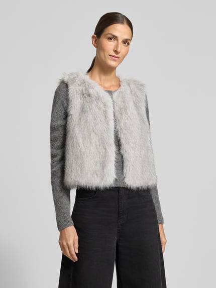 Frauenmodel trägt Weste aus Kunstfell Modell 'Pu44nch' von ZABAIONE in hellem Grau, Rundhalsausschnitt, Regular Fit, Ganzkörperansicht von vorne, Rückenlänge 51 cm, Schulterbreite 30 cm.