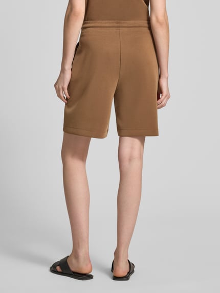 Vrouwenmodel draagt Top aus Modal-Mix mit Rundhalsausschnitt van Rich & Royal in bruin, regular fit, zachte textuur, volledige achteraanzicht.
