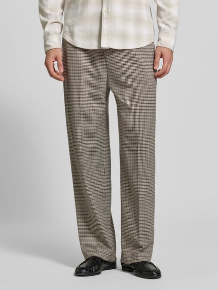 Männermodel trägt Hose mit Gesäßleistentaschen Modell 'WYACO' von DRYKORN, kariertes Muster, helle und dunkle Töne, Nahaufnahme Oberkörper bis Schuhe, Straight Fit, seitliche Eingrifftaschen, Kontext: Herren Hose, Knopf- und Reißverschluss, Bundweite 43 cm, Innenbeinlänge 72 cm.