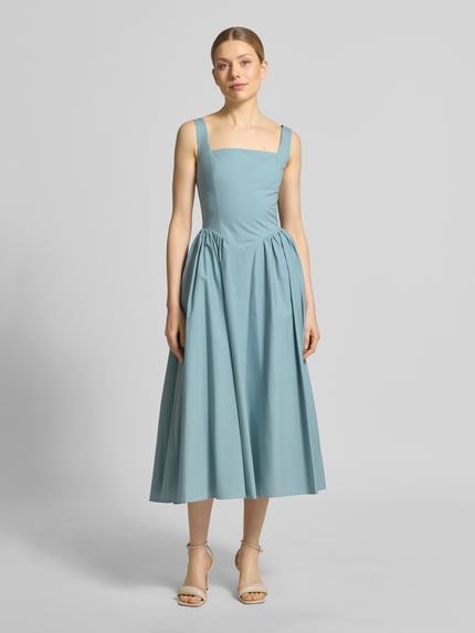 Frauenmodel trägt Cocktailkleid mit rückseitigem Reißverschluss von Jake*s Cocktail in Hellblau, A-Linie, Baumwoll-Mix mit Stretch-Anteil, Midikleid, strukturierte Oberfläche, Ganzkörperansicht von vorne. Rückenlänge Größe 36: 123 cm, Brustweite 40 cm.