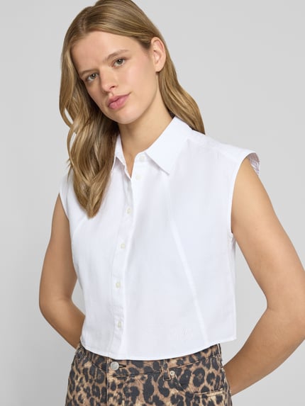 Kobiece model prezentuje Boxy Fit Blusentop aus reiner Baumwolle Modell 'ESTATE_B' von Hugo Blue, jednokolorowy, z kołnierzykiem koszulowym, wyhaftowane logo, z bawełny, Ganzkörperansicht von vorne.