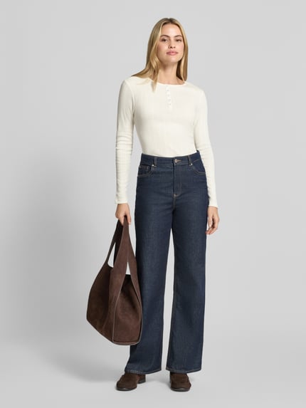 Frauenmodel trägt Longsleeve mit Rundhalsausschnitt und Knopfleiste von Christian Berg Woman aus reiner Baumwolle in Offwhite, Ganzkörperansicht von vorne, Slim Fit, Rückenlänge bei Größe S 57 cm.