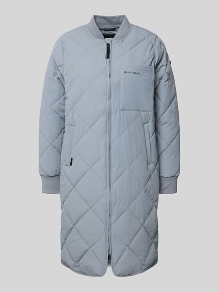 Produktfoto, lichtblauw gewatteerd jack met doorgestikte naad, tweewegritssluiting, steekzakken, model 'YMAL2' van khujo, regular fit, opstaande kraag, ruglengte maat S 92 cm, schouderbreedte 38 cm, borstwijdte 50 cm, mouwlengte 60 cm