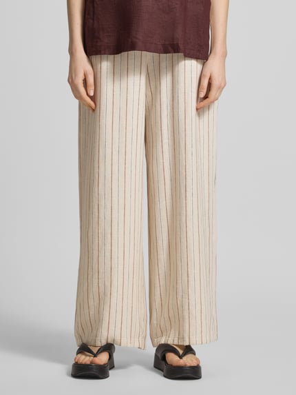 Vrouwenmodel draagt Wide Leg Pants met steekzakken model 'LINNO' van ICHI, mix van linnen en viscose, wide fit, elastische band, vooraanzicht, binnenbeenlengte maat 36: 72 cm, bandwijdte maat 36: 34 cm.