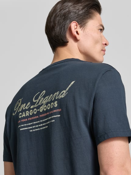 Mannenmodel draagt Relaxed Fit T-shirt met labelprints en ronde hals van PME Legend, puur katoen, ruglengte maat M 70 cm, rugaanzicht.