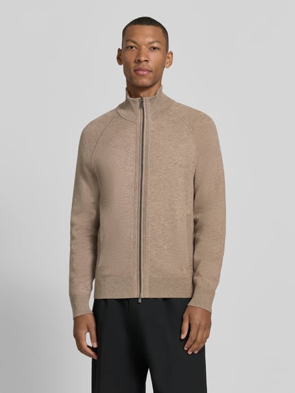 Männermodel trägt Regular Fit Strickjacke aus Baumwoll-Schurwoll-Mix Modell 'Fabiano' von BOSS in Beige, Ganzkörperansicht von vorne, Herren Strickjacke von BOSS.