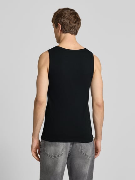 Männermodel trägt Tanktop mit Logo-Stitching und Rundhalsausschnitt van Pegador, zwart, katoenmix met stretch, fijnrib, nauwsluitend model, ruglengte maat M 69 cm, Ganzkörperansicht Rückansicht