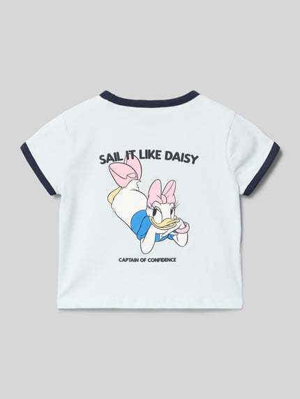 Mädchen trägt Kinder T-Shirt von Mango in Weiß mit Motiv-Print Modell 'Sail', Rundhalsausschnitt, reine Baumwolle, Rückenlänge 35 cm, Ganzkörperansicht Rückansicht.