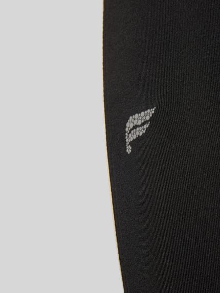 Produktfoto, Slim Fit Leggins mit elastischem Bund Modell 'MALBON' von Fabletics, schwarzer Stretchstoff, Nahaufnahme, Damen Leggins.