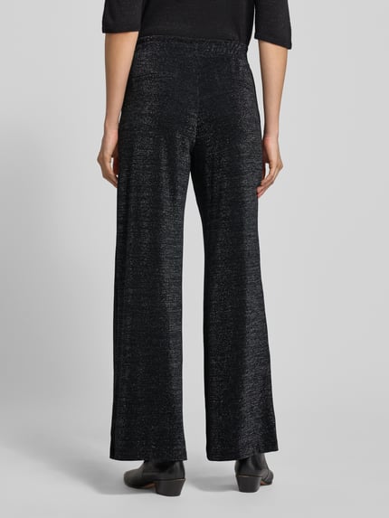 Vrouwenmodel draagt Stoffhose mit elastischem Bund van Milano Italy, zwarte glanzende stof, losse pasvorm, rugaanzicht, detailopname.