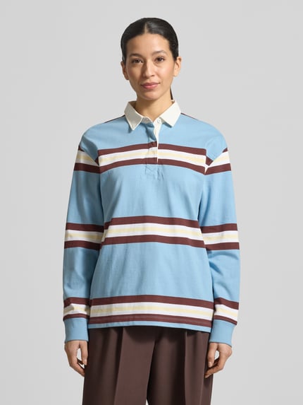 Vrouwenmodel draagt Longsleeve met polokraag en verdekte knoopsluiting van JAKE*S STUDIO WOMAN, puur katoen, relaxed fit, ruglengte maat S 67 cm, lichtblauw met witte en bruine strepen, voorkant, bovenlichaam close-up.