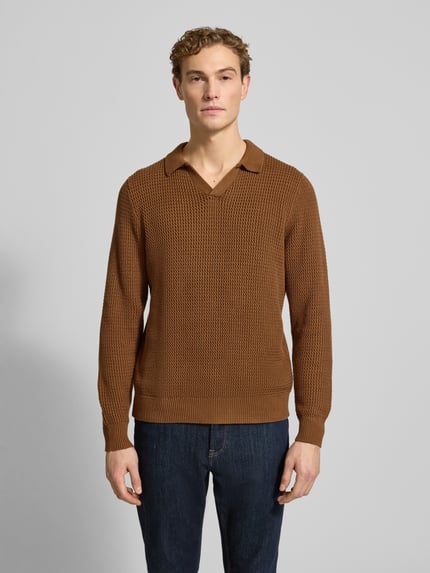 Męski model nosi Strickpullover mit gerippten Abschlüssen von MCNEAL w kolorze brązowym, regular fit, czysta bawełna, widok z przodu, zdjęcie całej sylwetki.