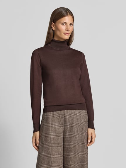 Vrouwenmodel draagt Slim Fit gebreide pullover uit viscosemix Model 'Morla' van b.young, col, elastische boorden, ruglengte maat S 55 cm, mouwlengte maat S 62 cm, kleur bruin, gladde textuur, effen, Ganzkörperansicht van voren.