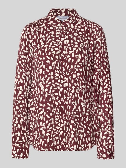 Produktfoto, Regular Fit Bluse aus Viskose im Allover-Look von MORE & MORE, burgunderrote Grundfarbe mit beigem abstraktem Muster, Hemdblusenkragen und Knopfleiste, glatte Textur, Rückenlänge 66 cm, Ärmellänge 62 cm