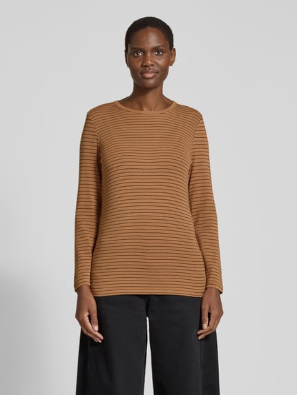 Frauenmodel trägt Slim Fit Longsleeve aus Baumwoll-Mix mit Viskose-Anteil von Smith and Soul, Streifenmuster, Farbe Braun, Ganzkörperansicht von vorne. Rückenlänge Größe S 63 cm, taillierte Passform.