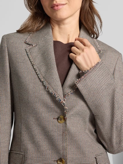 Frauenmodel trägt Slim Fit Blazer mit Pattentaschen Modell 'TINTO FILO' von Liu Jo White, feines Glencheck-Muster, Nahaufnahme Oberkörper. Material-Mix mit Viskose-Anteil, Reverskragen, Knopfverschluss.