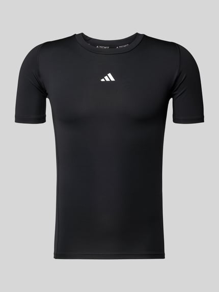 Produktfoto, czarne T-Shirt mit Label-Print von adidas Training, materiał z elastycznością, krój slim fit, okrągły ściągacz, długość tyłu 65 cm w rozmiarze M
