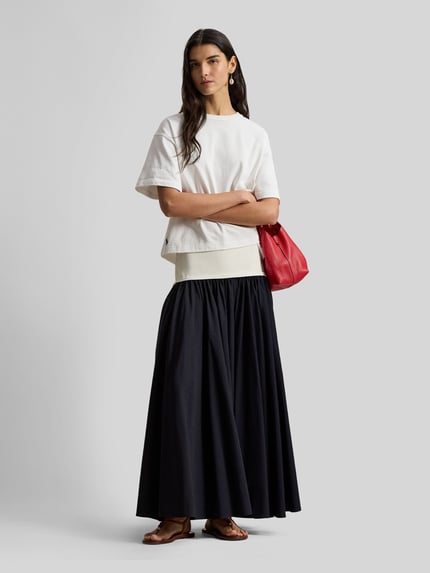 Vrouwenmodel draagt Ausgestellter Midi-Rock aus reiner Baumwolle van Polo Ralph Lauren in two tone katoen, logo-stiksel, zonder sluiting, gehele lichaamsaanzicht van voren.