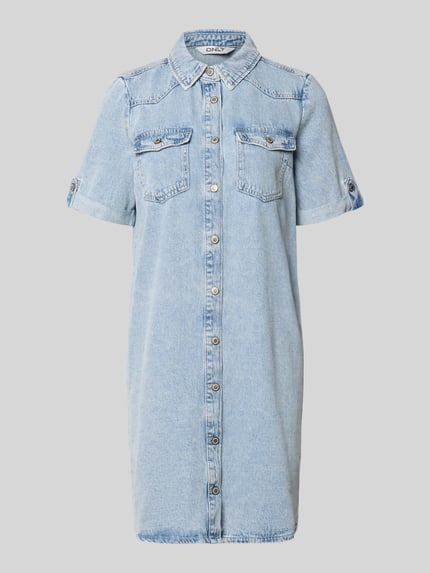 Produktfoto, Körpernahes Jeanskleid aus Baumwoll-Viskose-Mix Modell 'LISA' von Only in hellblauem Denim mit Brusttaschen und kurzen Ärmeln.