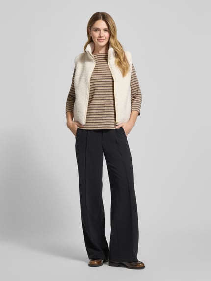 Vrouwenmodel draagt Relaxed Fit 3/4-Shirt uit viscosemix van s.Oliver RED LABEL, gestreept, meerkleurig, unilook, U-boothals, vooraanzicht vol lichaam.