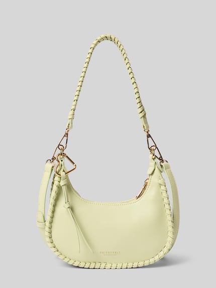 Produktfoto, Half Moon Bag mit Label-Detail Modell 'LILJENDAL' von Seidenfelt in hellem Gelb, gebogene Form, sichtbare Nähte, glatte Textur, Hauptfach mit Reißverschluss, verstellbarer Schultergurt, Maße: 18x19x6 cm, Riemenlänge 118 cm.