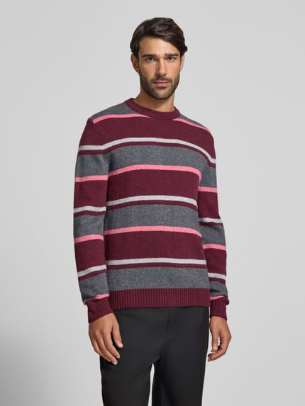 Männermodel trägt Strickpullover aus Woll-Mix im Allover-Look von MCNEAL, Slim Fit, Rundhalsausschnitt, mehrfarbig gestreift, Ganzkörperansicht von vorne.