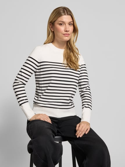 Frauenmodel trägt Pullover mit gerippten Abschlüssen von S.OLIVER CASUAL in Feinstrick, gestreift, Regular Fit, Nahaufnahme Oberkörper.