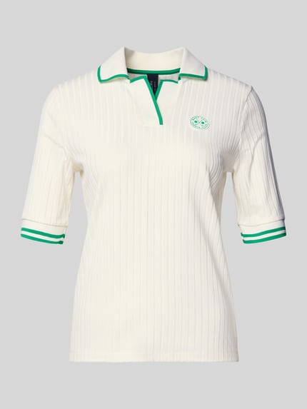 Produktfoto, Regular Fit Poloshirt aus Viskose-Mix von Marc Cain in Weiß mit grünen Akzenten, gerippte Struktur, Logo-Applikation, elastische Ärmelabschlüsse, Polokragen.